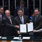 Davi Alcolumbre (ao centro) com Mauro Vieira, Geraldo Alckmin, Hugo Motta e Tereza Cristina na promulgação do decreto | Foto: Jonas Pereira/Agência Senado