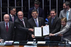 Davi Alcolumbre (ao centro) com Mauro Vieira, Geraldo Alckmin, Hugo Motta e Tereza Cristina na promulgação do decreto | Foto: Jonas Pereira/Agência Senado