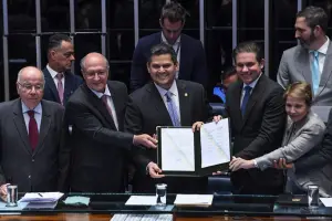 Davi Alcolumbre (ao centro) com Mauro Vieira, Geraldo Alckmin, Hugo Motta e Tereza Cristina na promulgação do decreto | Foto: Jonas Pereira/Agência Senado