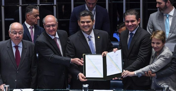 Davi Alcolumbre (ao centro) com Mauro Vieira, Geraldo Alckmin, Hugo Motta e Tereza Cristina na promulgação do decreto | Foto: Jonas Pereira/Agência Senado