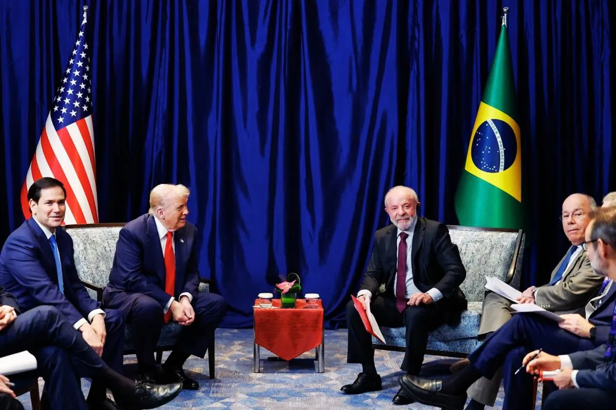 Líderes do Brasil e dos Estados Unidos reunidos em encontro diplomático com bandeiras ao fundo