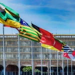 Bandeiras dos estados do Brasil hasteadas com o Congresso Nacional ao fundo em Brasília