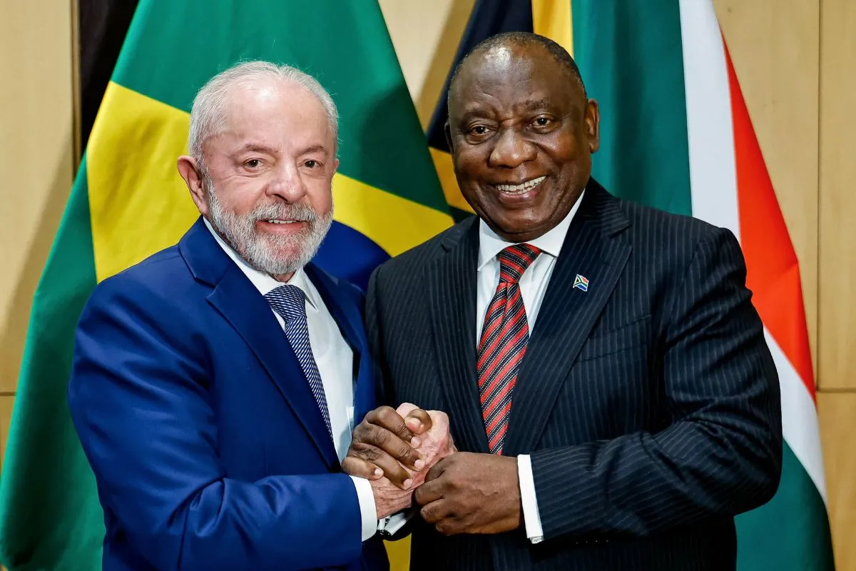 Líderes do Brasil e da África do Sul apertam as mãos durante reunião diplomática oficial