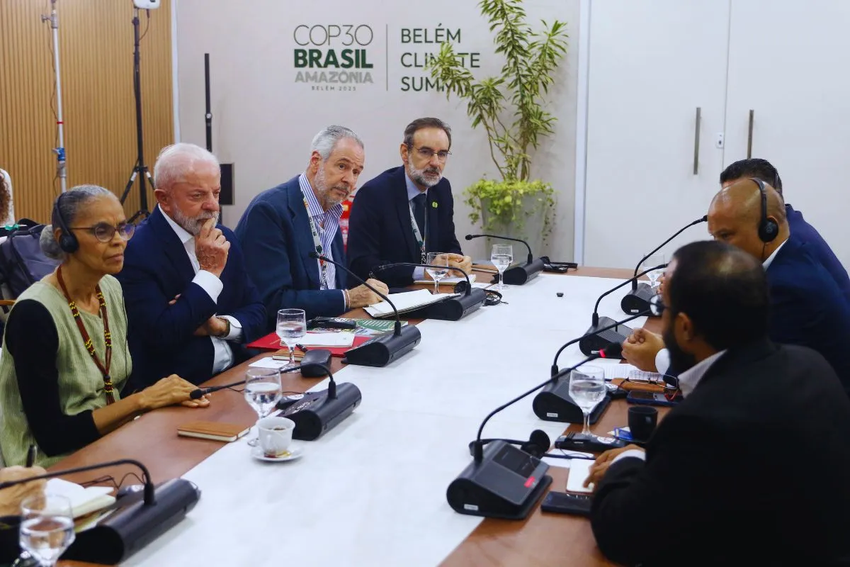 Líderes políticos reunidos na COP30 em Belém discutindo mudanças climáticas e cooperação internacional