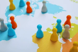 Peças coloridas sobre mapa mundial simbolizando países e conexões geopolíticas globais