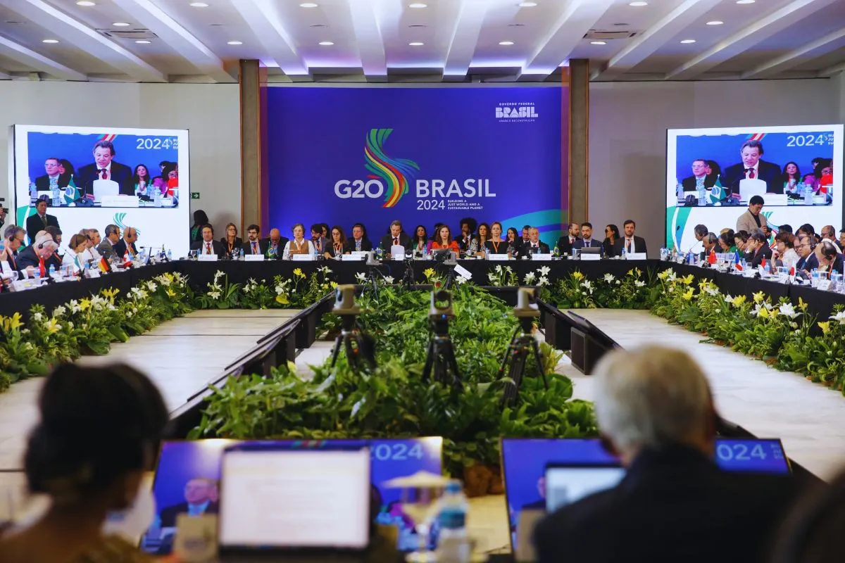 Líderes internacionais reunidos na cúpula do G20 Brasil 2024 em mesa de negociação