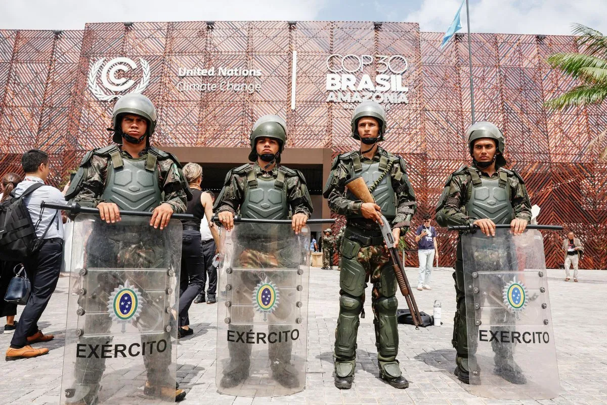 Soldados do Exército Brasileiro em posição de segurança durante evento internacional sobre mudanças climáticas no Brasil