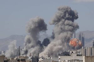 Forças dos EUA e de Israel atacam Teerã em áreas estratégicas e sensíveis como parte de grande ofensiva militar na República Islâmica do Irã