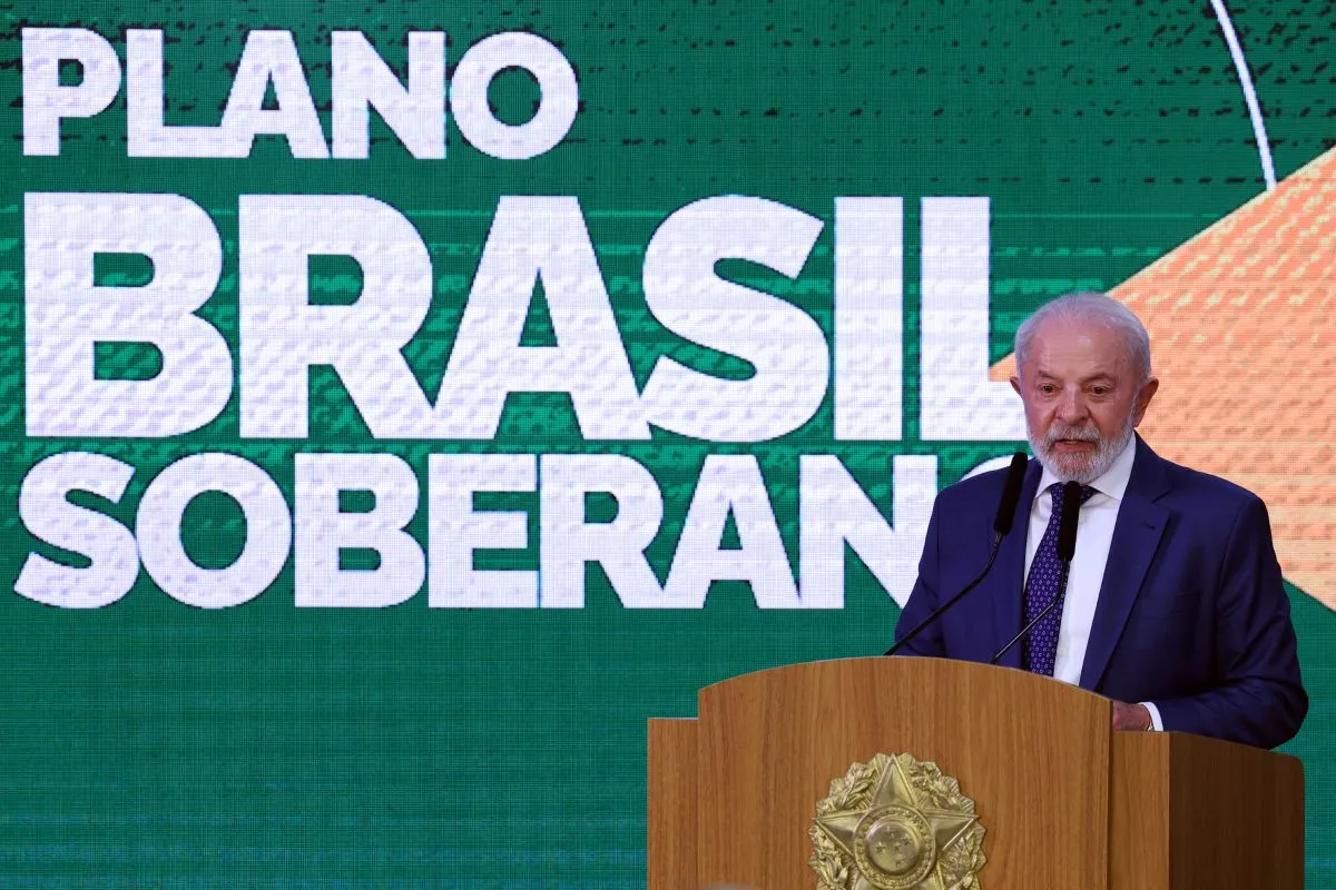 Homem discursando em púlpito com painel ao fundo escrito “Plano Brasil Soberano”