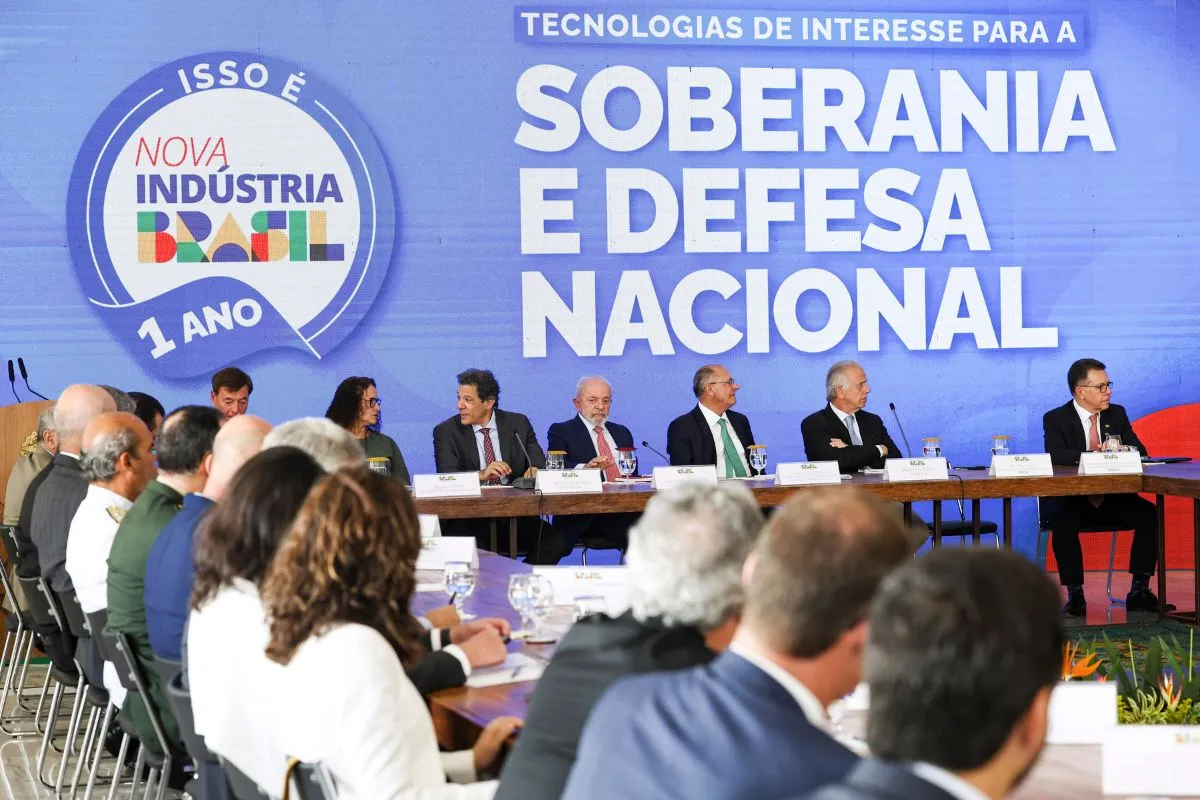 Autoridades reunidas em evento oficial sobre soberania e defesa nacional com painel “Nova Indústria Brasil 1 ano”