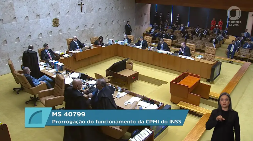 Moraes e Dino se cumprimentam no plenário do STF durante votação da prorrogação do CPMI do INSS - 26/03/2026 | Foto: Reprodução/YouTube