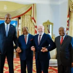 Chefes de Estado reunidos de mãos dadas em encontro diplomático internacional