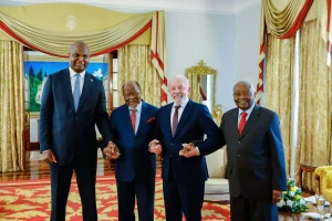 Chefes de Estado reunidos de mãos dadas em encontro diplomático internacional