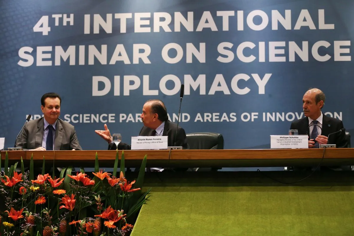 Painel com autoridades em seminário internacional sobre ciência e diplomacia