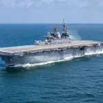 O navio de guerra USS Tripoli, da Marinha dos Estados Unidos | Foto: Reprodução/Derek Fountain/U.S. Navy