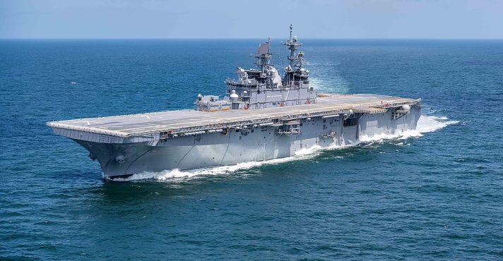 O navio de guerra USS Tripoli, da Marinha dos Estados Unidos | Foto: Reprodução/Derek Fountain/U.S. Navy