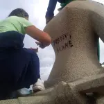 Débora Rodrigues dos Santos ficou conhecida por escrever com um batom na Estátua da Justiça, em frente ao Supremo Tribunal Federal (STF), a frase “perdeu, mané”, em 8 de janeiro de 2023 | Foto: Reprodução