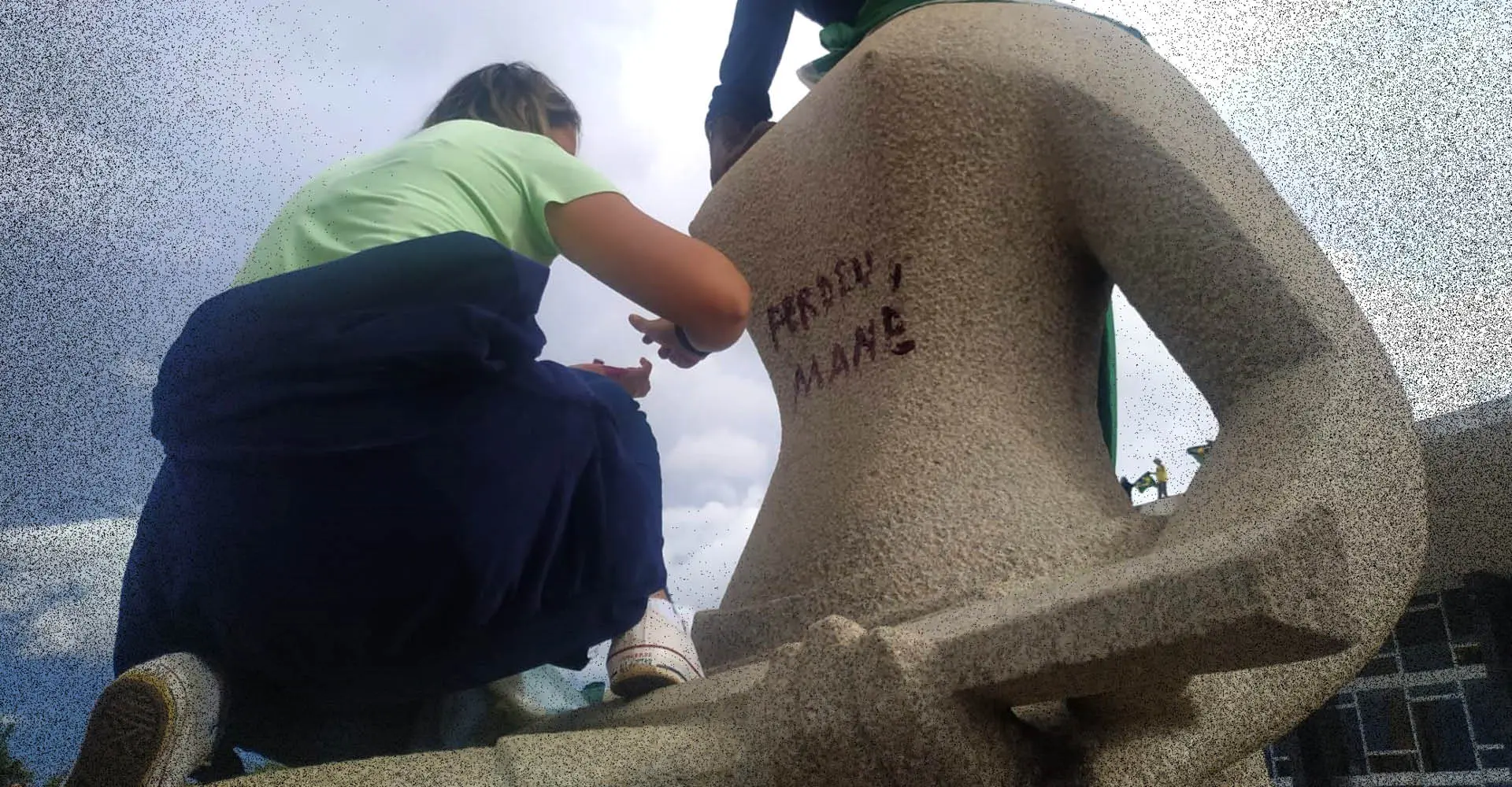 Débora Rodrigues dos Santos ficou conhecida por escrever com um batom na Estátua da Justiça, em frente ao Supremo Tribunal Federal (STF), a frase “perdeu, mané”, em 8 de janeiro de 2023 | Foto: Reprodução