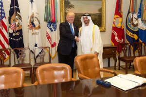 Xeique Maomé bin Zayed Al Nahyan, dos Emirados Árabes Unidos, e o presidente dos EUA, Donald Trump, em Washington DC, em maio de 2017