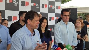 Tarcísio de Freitas, durante entrevista coletiva em inauguração do 'piscinão', no Córrego Tapera Grande, em Franco da Rocha | Foto: Tauany Cattan/Revista Oeste