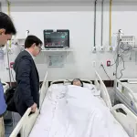 Jovem recebe visitas depois da aplicação da polilaminina | Foto: Bruno Lacerda/Governo do Tocantins
