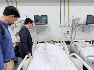 Jovem recebe visitas depois da aplicação da polilaminina | Foto: Bruno Lacerda/Governo do Tocantins