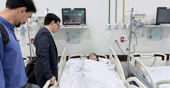 Jovem recebe visitas depois da aplicação da polilaminina | Foto: Bruno Lacerda/Governo do Tocantins