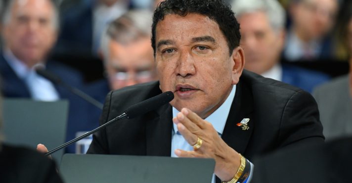 Senador Magno Malta durante sabatina de Jorge Messias ao STF | Foto: Andressa Anholete/Agência Senado