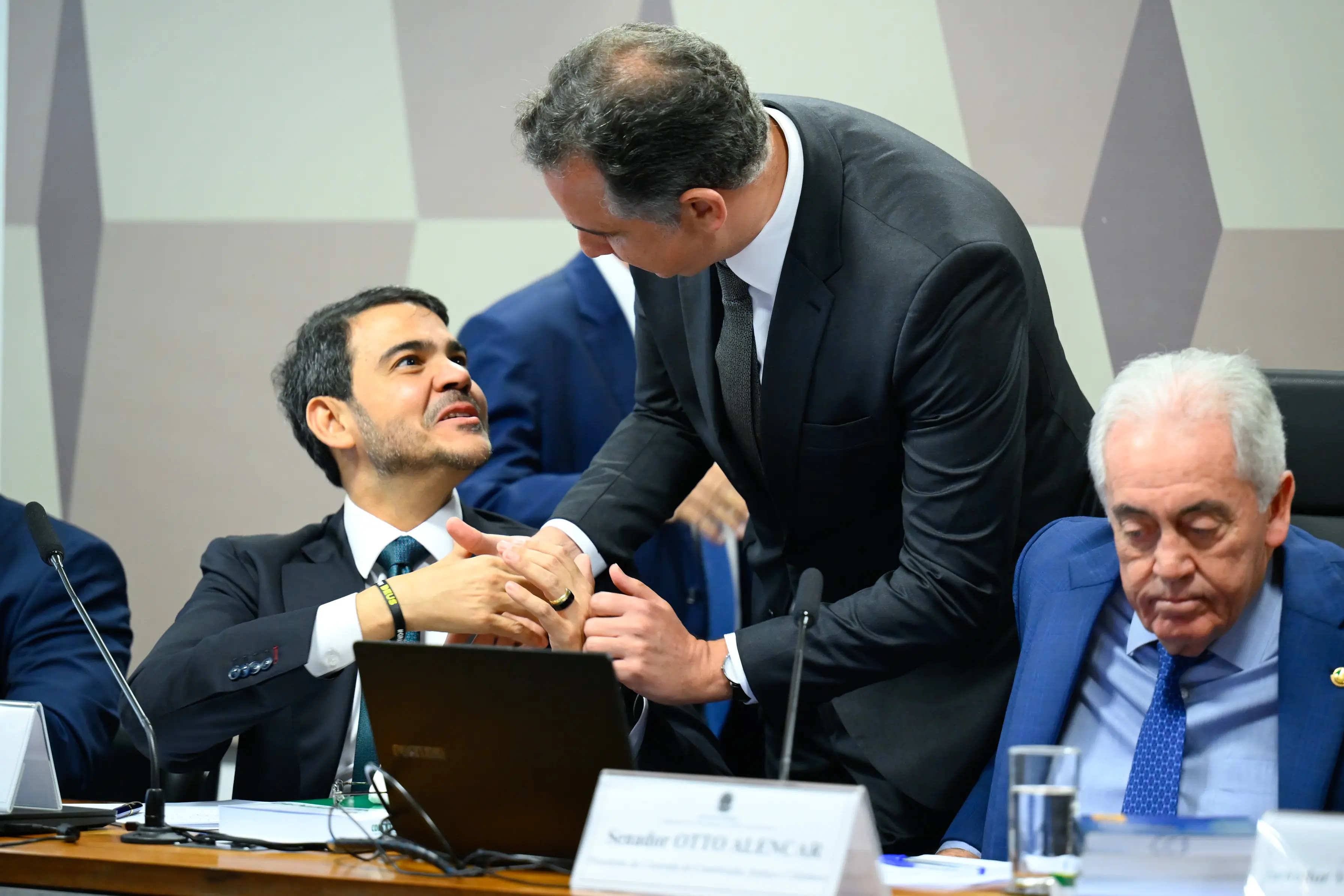 Jorge Messias cumprimentando o senador Rodrigo Pacheco (PSD-MG) durante sua sabatina na CCJ do Senado