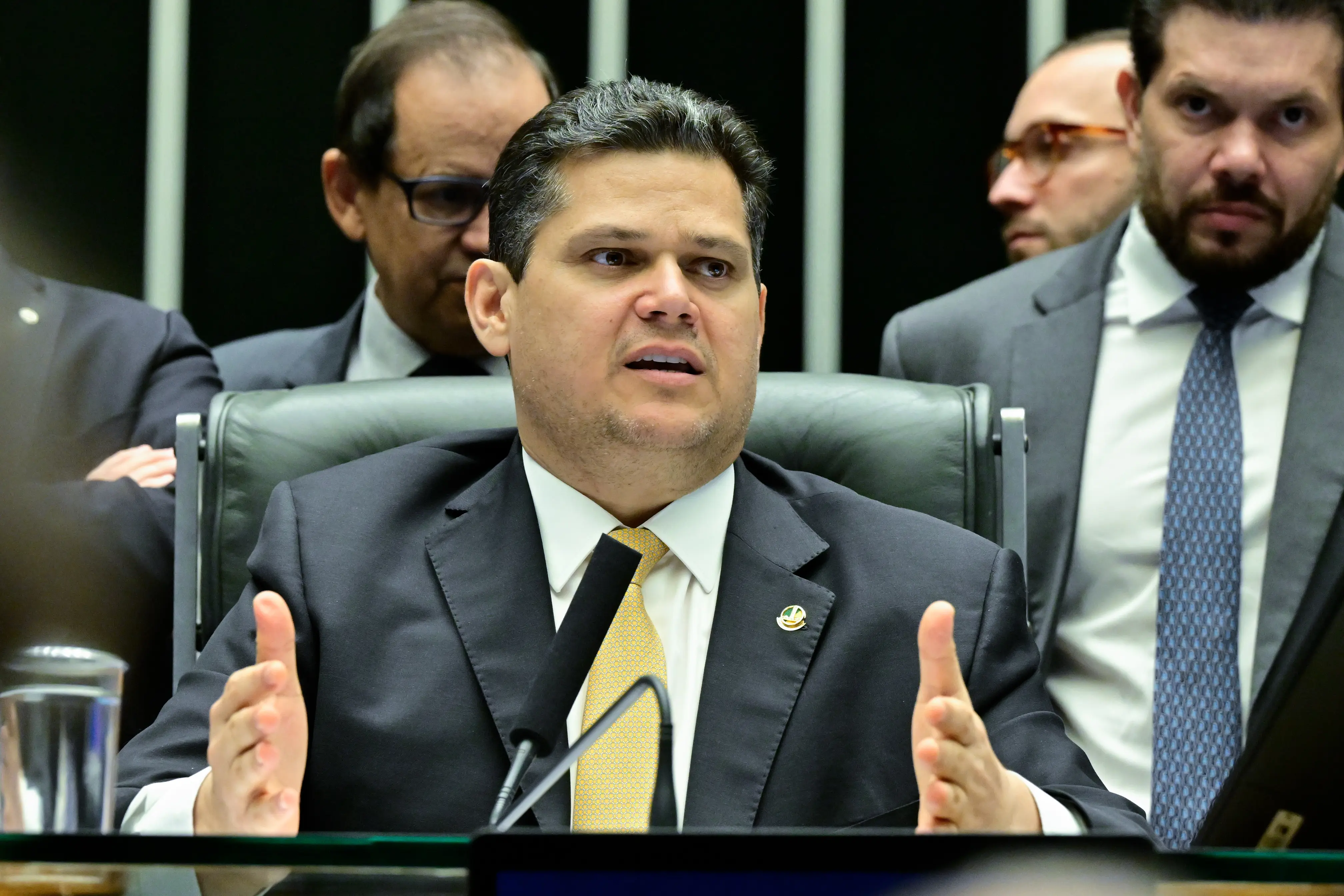 Plenário da Câmara dos Deputados durante sessão conjunta do Congresso Nacional destinada à deliberação do veto presidencial (VET 3/2026) ao projeto que trata da dosimetria das penas aplicadas aos condenados nos atos de 8 de janeiro de 2023. A decisão pode mudar o tempo de prisão e as regras de progressão de regime para esses casos.