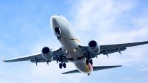 Controladores de voo trabalham dia e noite para administrar os pousos e decolagens no Aeroporto de Congonhas | Foto: Onlyyouqj/Freepik aeroportos