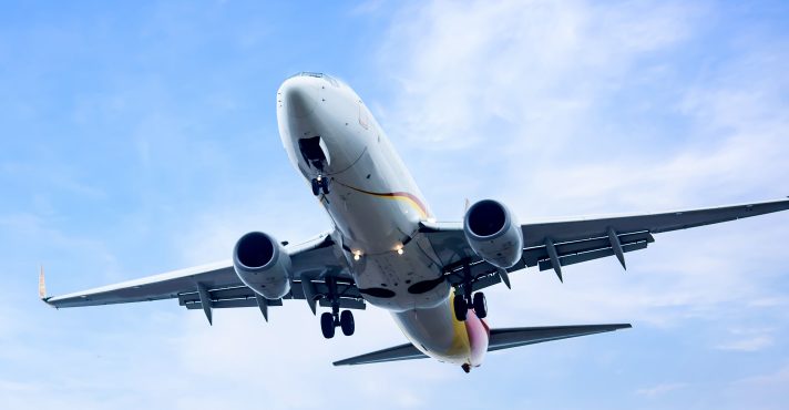 Controladores de voo trabalham dia e noite para administrar os pousos e decolagens no Aeroporto de Congonhas | Foto: Onlyyouqj/Freepik aeroportos
