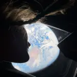 Astronauta da Artemis II observa a Terra | Foto: Divulgação/Nasa