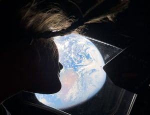 Astronauta da Artemis II observa a Terra | Foto: Divulgação/Nasa