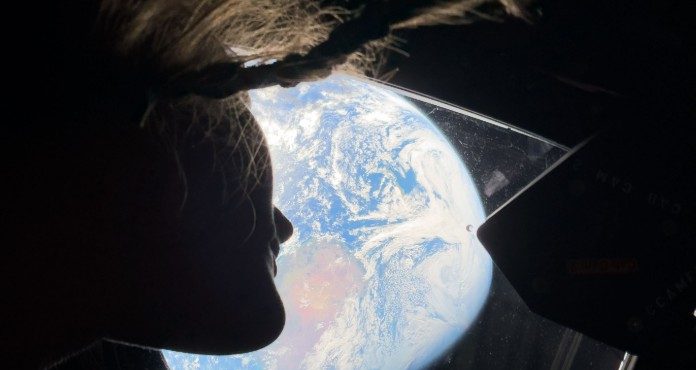 Astronauta da Artemis II observa a Terra | Foto: Divulgação/Nasa