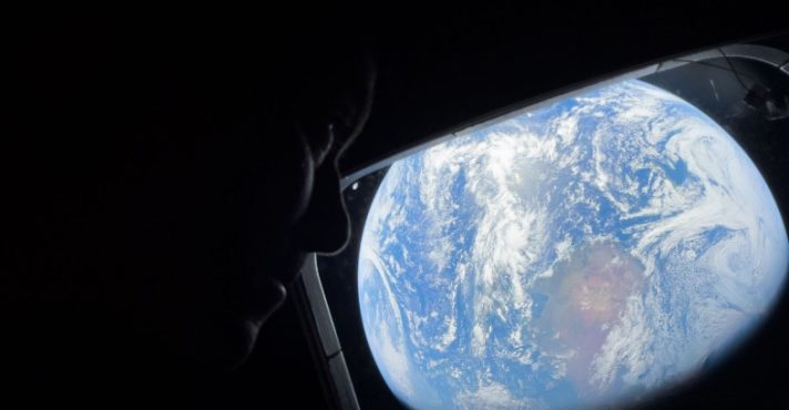 Astronautas da Artemis II observam a Terra | Foto: Divulgação/Nasa