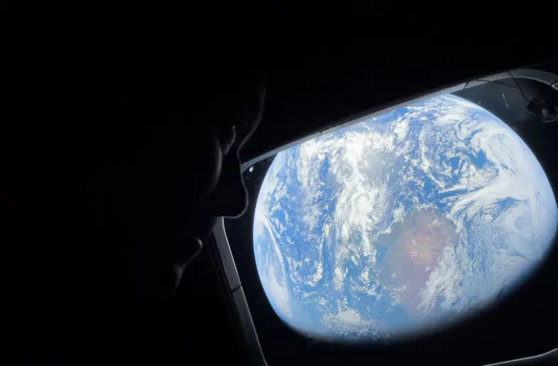 Astronautas da Artemis II observam a Terra | Foto: Divulgação/Nasa