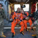 No centro da foto, os astronautas Victor Glover e Christina Koch, pouco depois de serem resgatados | Foto: Divulgação/Nasa
