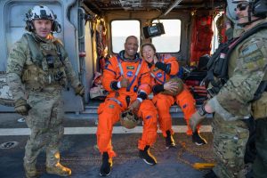 No centro da foto, os astronautas Victor Glover e Christina Koch, pouco depois de serem resgatados | Foto: Divulgação/Nasa