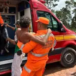 Socorrista transporta trabalhador para a viatura dos Bombeios, em MG | Foto: Divulgação/X/Bombeiros_MG