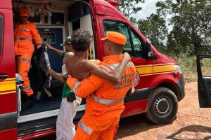 Socorrista transporta trabalhador para a viatura dos Bombeios, em MG | Foto: Divulgação/X/Bombeiros_MG