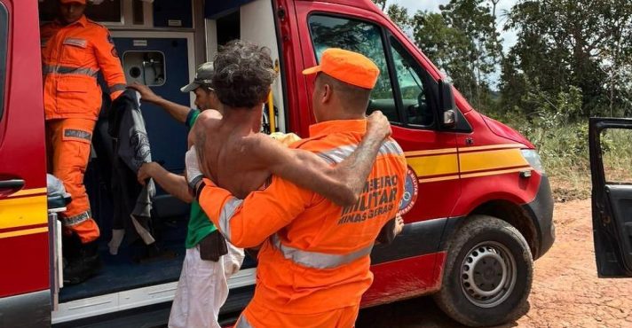 Socorrista transporta trabalhador para a viatura dos Bombeios, em MG | Foto: Divulgação/X/Bombeiros_MG