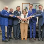 Colegas comemoram a escolha de Teresa Leitão (centro) à liderança do PT no Senado