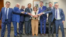 Colegas comemoram a escolha de Teresa Leitão (centro) à liderança do PT no Senado
