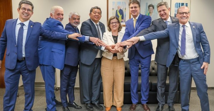Colegas comemoram a escolha de Teresa Leitão (centro) à liderança do PT no Senado