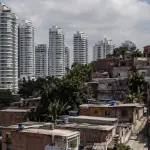 'A corrupção brasileira é um programa social às avessas, pois implica uma transferência de renda substancial dos pobres para os ricos', escreve Antonio Carlos Porto Gonçalves | Foto: Divulgação/Oeste | Imagem criada com o auxílio de inteligência artificial