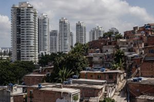 'A corrupção brasileira é um programa social às avessas, pois implica uma transferência de renda substancial dos pobres para os ricos', escreve Antonio Carlos Porto Gonçalves | Foto: Divulgação/Oeste | Imagem criada com o auxílio de inteligência artificial