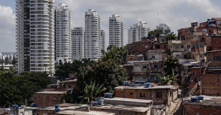 'A corrupção brasileira é um programa social às avessas, pois implica uma transferência de renda substancial dos pobres para os ricos', escreve Antonio Carlos Porto Gonçalves | Foto: Divulgação/Oeste | Imagem criada com o auxílio de inteligência artificial