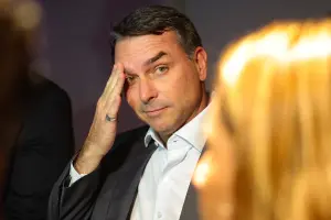 O senador Flávio Bolsonaro participou de um evento do grupo empresarial Lide, no Hotel Fairmont, em Copacabana, na zona sul do Rio - 19/3/2026 | Foto: Pedro Kirilos/Estadão Conteúdo