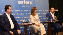 Kassab, à esquerda do leitor; a jornalista e mediadora do evento, Joana Treptow; e, à direita do leitor, Edinho Silva | Foto: Divulgação/Iara Morcelli/Esfera Brasil